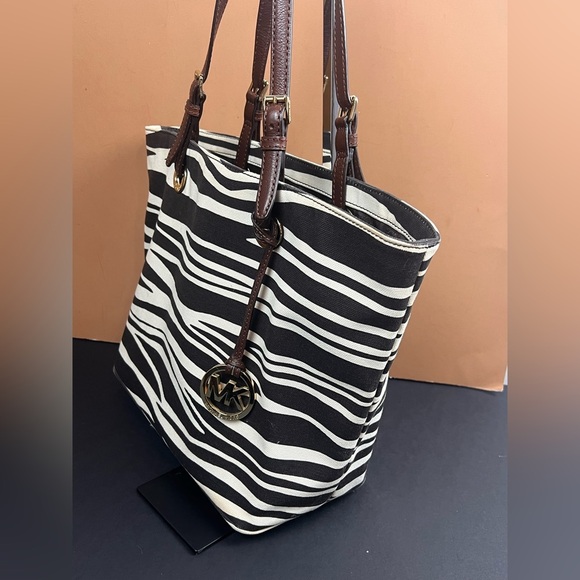MICHAEL KORS black ivory, zebra stripes shoulder bag - Picture 12 of 13
